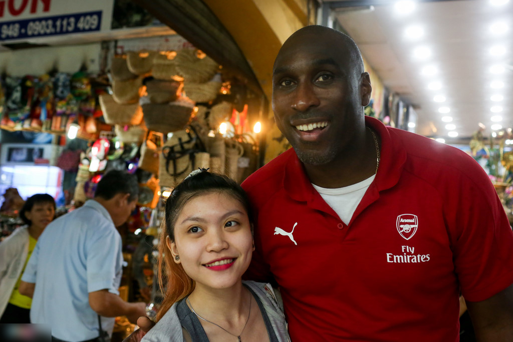 Huyền thoại Arsenal mặc áo dài, đội nón lá Việt Nam